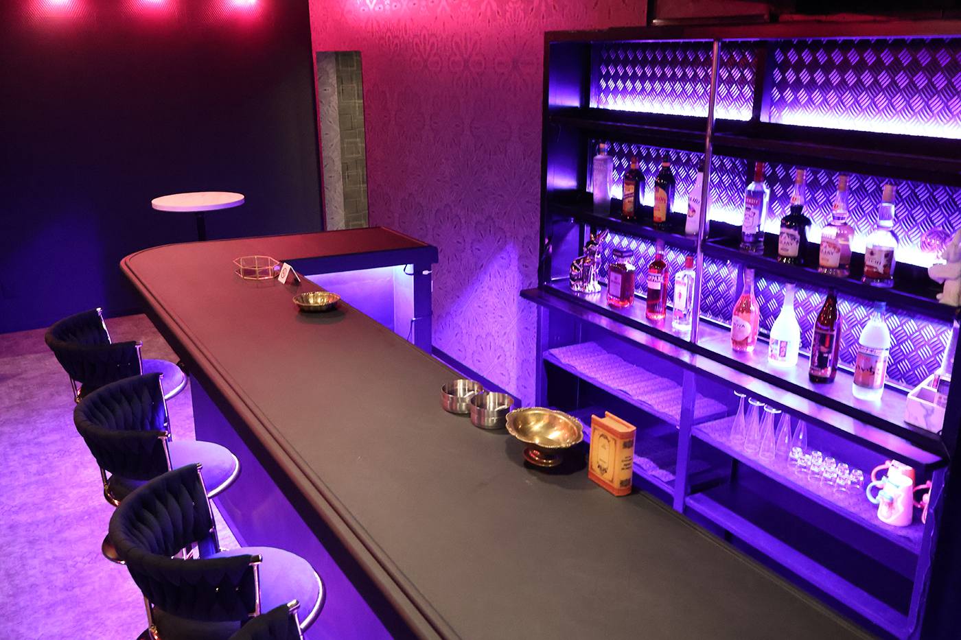 大阪・梅田・西天満にある会員制バー「ディアーズ」の落ち着いたカウンター席と店内の雰囲気